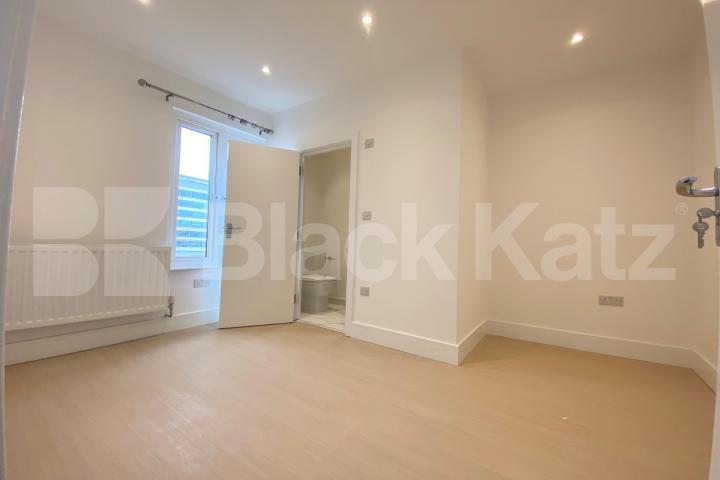 Newly Refurbished Georgian house with terrace Hugh Street , Victoria